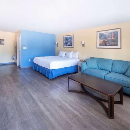 Days Inn By Wyndham Hicksville Long Island Exterior photo