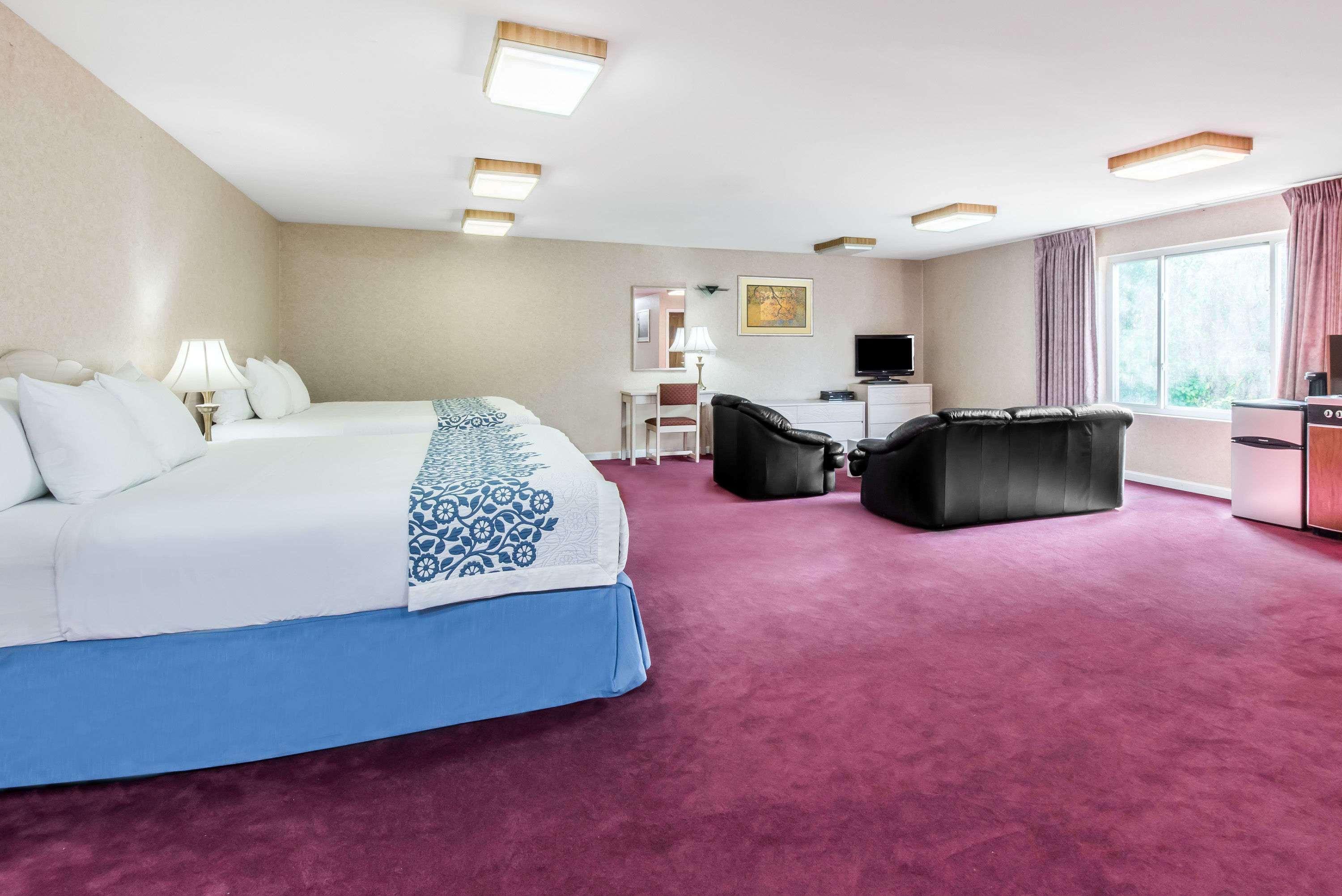 Days Inn By Wyndham Hicksville Long Island Exterior photo