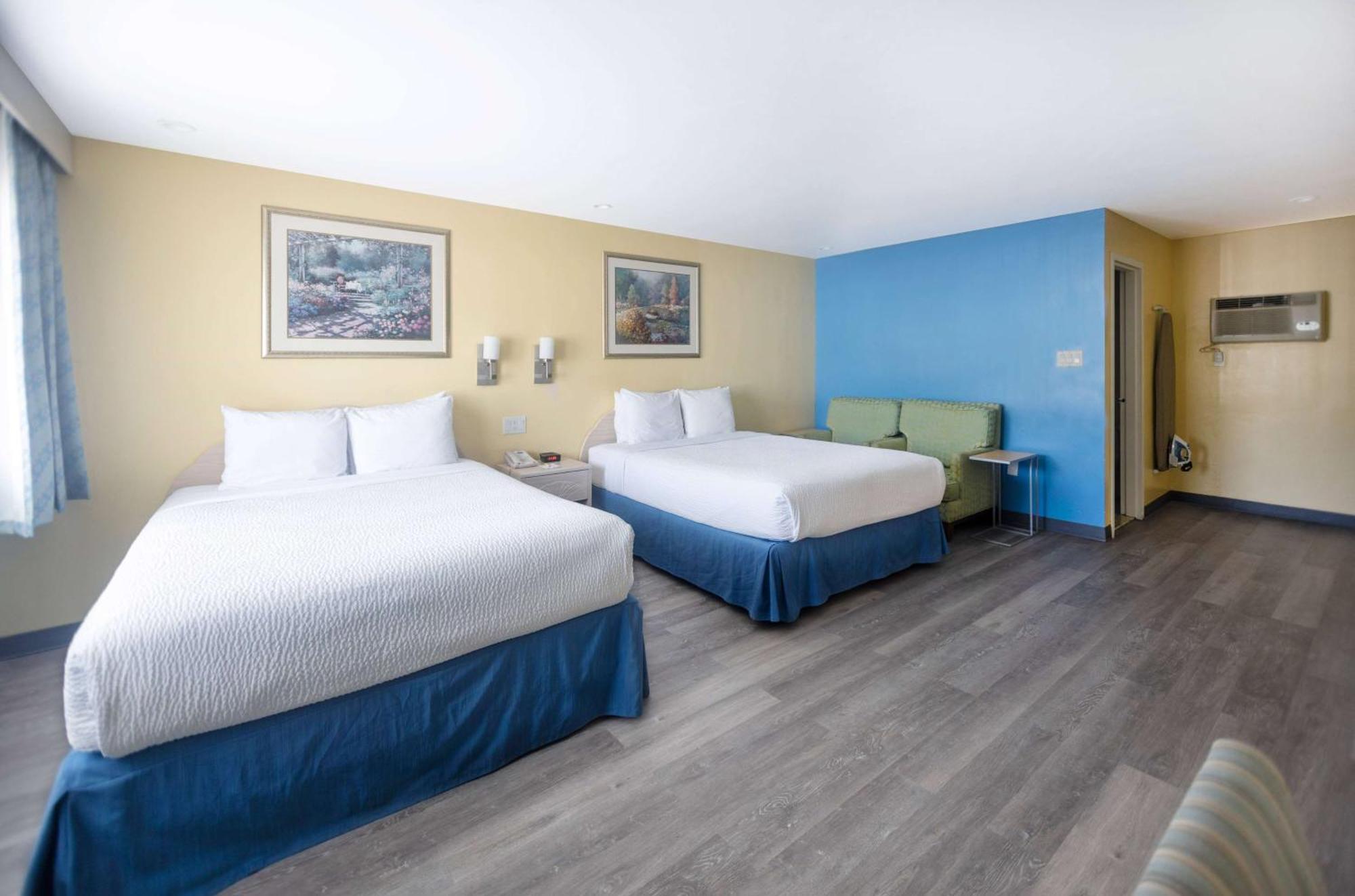 Days Inn By Wyndham Hicksville Long Island Exterior photo