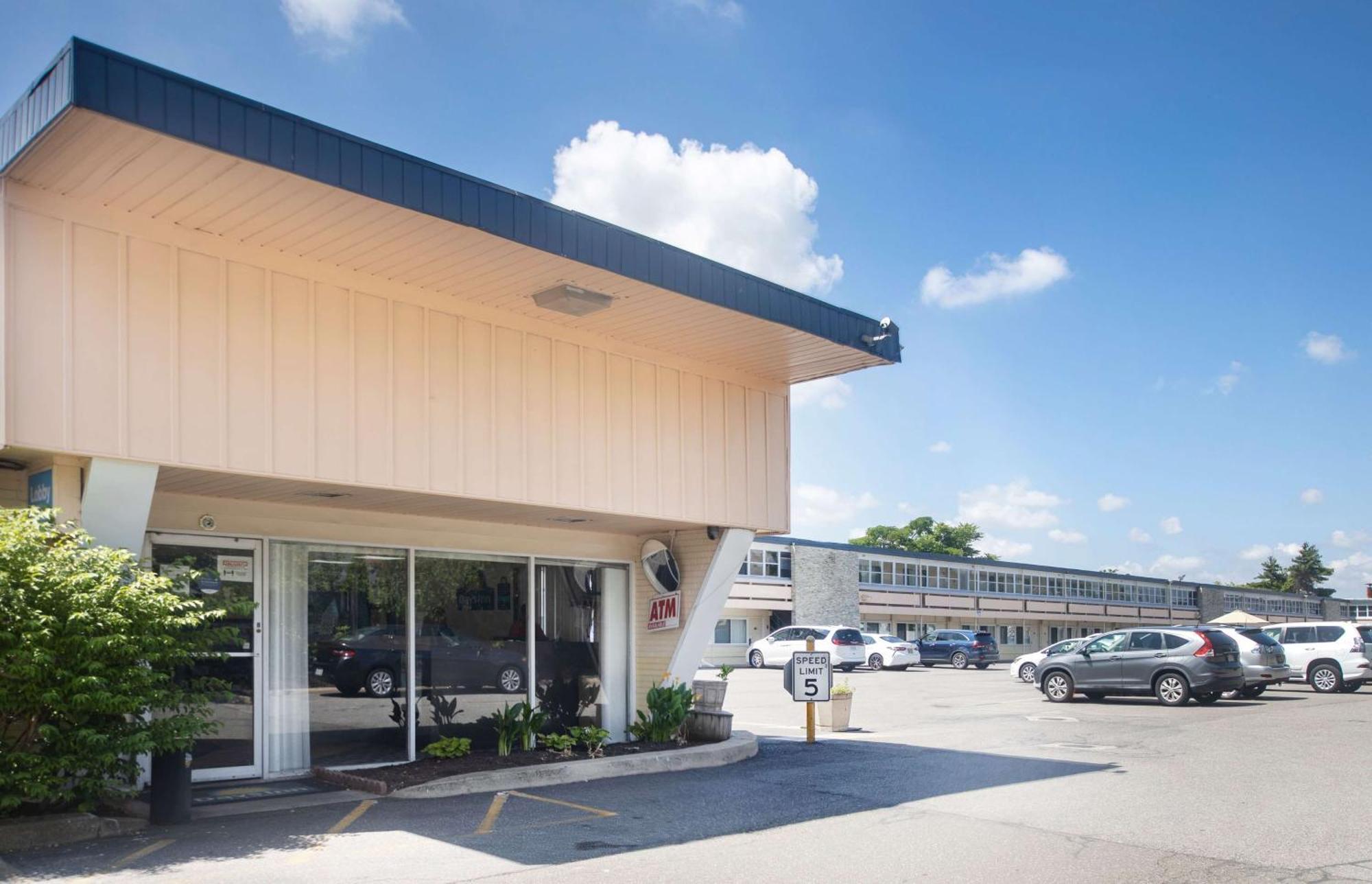 Days Inn By Wyndham Hicksville Long Island Exterior photo