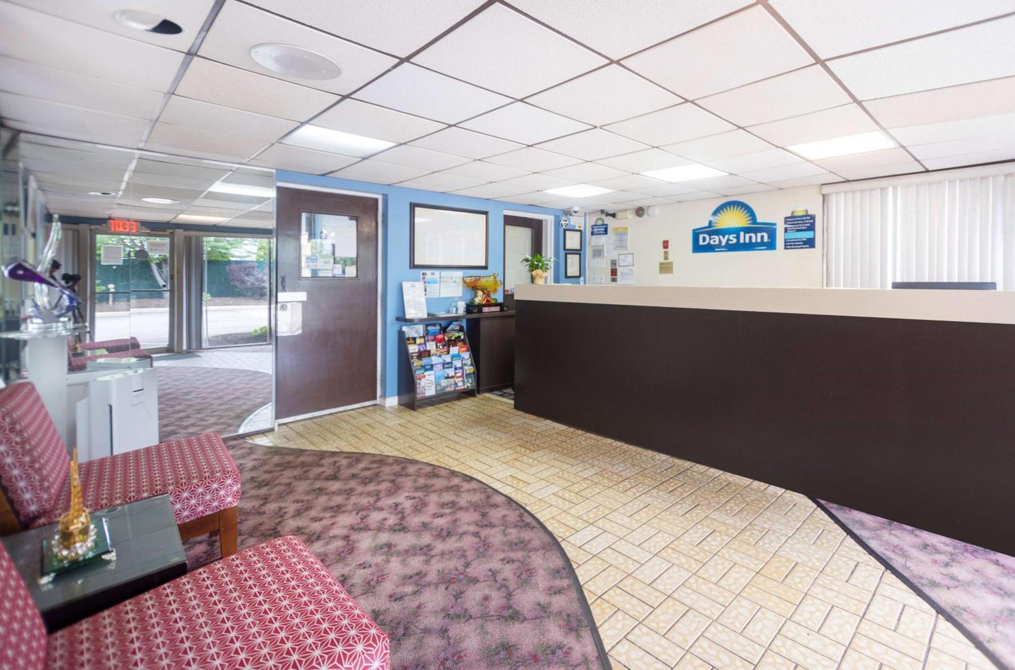 Days Inn By Wyndham Hicksville Long Island Exterior photo