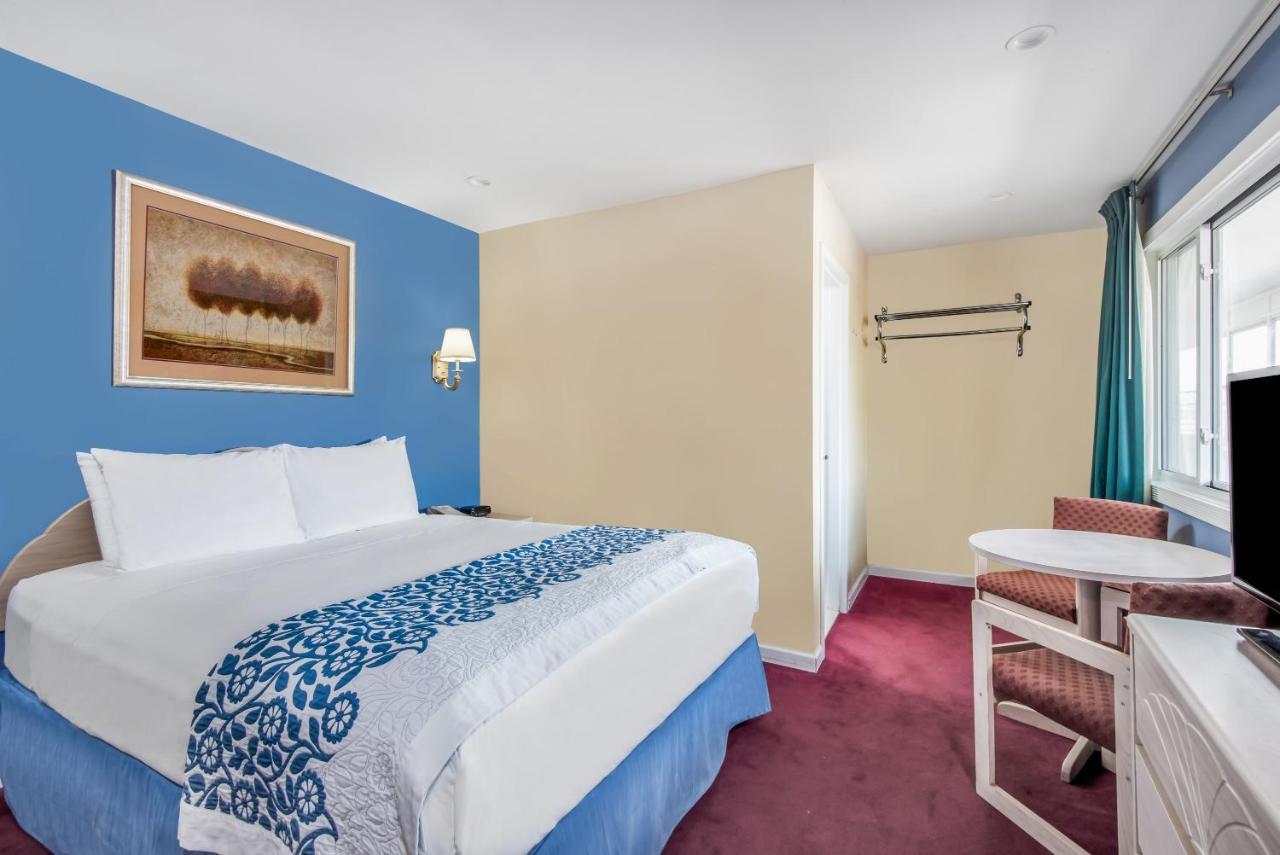 Days Inn By Wyndham Hicksville Long Island Exterior photo